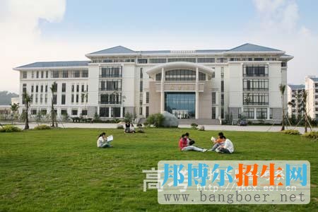 福建衛(wèi)生職業(yè)技術(shù)學(xué)院校園一角5846