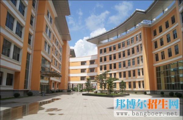 遼寧工程職業(yè)學院校園一角4851