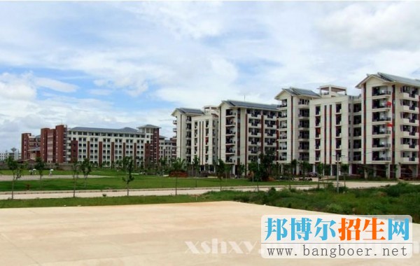 廣西民族大學(xué)相思湖學(xué)院校園一角364