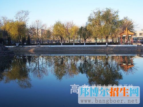 天津商業(yè)大學(xué)青年湖倒影1101