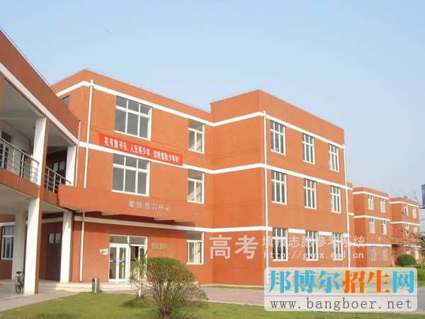 上海興韋信息技術職業(yè)學院校園一角1157