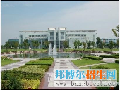 上海工會(huì)管理職業(yè)學(xué)院校園一角1086
