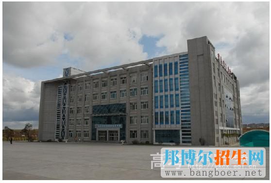 七臺(tái)河職業(yè)學(xué)院校園一角460