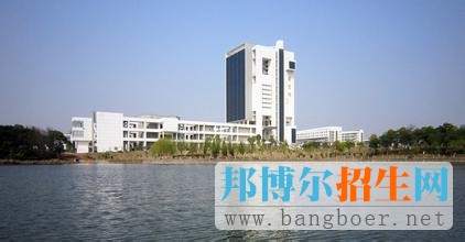 公共關系學專業(yè)堅持基本理論知識與基本技能方法相結(jié)合的培養(yǎng)目標，培養(yǎng)適應社會主義市場經(jīng)濟建設需要，具備扎實的公共關系專業(yè)知識與技能，德才兼?zhèn)涞膹氖鹿碴P系研究與實踐的高素質(zhì)、高水平的復合型人才。
