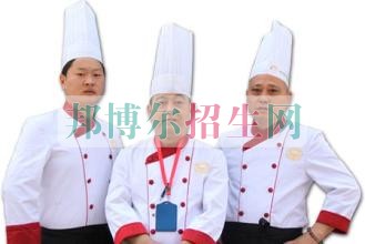 高中生讀廚師好嗎  學(xué)什么好就業(yè)，學(xué)什么有前途?現(xiàn)如今，學(xué)什么好就業(yè)，針對(duì)廣大青少年朋友來說，選擇一門好技術(shù)即是走向成功、改變命運(yùn)的好機(jī)會(huì)。然而，現(xiàn)在社會(huì)上職業(yè)學(xué)校五花八門，到底該選擇學(xué)什么技術(shù)最有前途呢?那么小編告訴同學(xué)們，技能學(xué)廚師，百萬年薪不是夢(mèng)!  下面就跟著小編來了解一下廚師專業(yè)吧。  廚師成就夢(mèng)想  目前，社會(huì)上不斷出現(xiàn)餐飲企業(yè)以百萬年薪來聘請(qǐng)行政總廚的現(xiàn)象，五年前，這還能被稱作新聞，現(xiàn)如今，這已經(jīng)是一種趨勢(shì)。有餐飲企業(yè)的老板們表示給廚藝好、有市場(chǎng)意識(shí)的廚師發(fā)高額薪水，發(fā)的心甘情愿。 俗話說：“一技在手 勝握千金”。當(dāng)今社會(huì)，好就業(yè)，學(xué)技術(shù)才是王道;而學(xué)技術(shù)，廚師前途一直被看好。廚師是目前社會(huì)具備良好發(fā)展?jié)摿Φ男袠I(yè)之一，中國烹飪協(xié)會(huì)發(fā)布的《2011年度餐飲業(yè)發(fā)展報(bào)告》顯示，我國餐飲業(yè)已經(jīng)連續(xù)19年以兩位數(shù)的速度增長(zhǎng);餐飲業(yè)人員遠(yuǎn)遠(yuǎn)不能滿足高速發(fā)展的現(xiàn)代餐飲對(duì)人才的需求，優(yōu)秀餐飲人才的稀缺正成為制約中餐發(fā)展和提升的重要因素。  學(xué)廚師有前途嗎?  當(dāng)然有!據(jù)報(bào)告顯示，目前社會(huì)對(duì)廚師有大批量需求。學(xué)習(xí)專業(yè)的烹飪技術(shù)，走上社會(huì)，就是用人單位爭(zhēng)搶的技能型人才，發(fā)展前途不可限量。  學(xué)廚師，必須具有扎實(shí)的技術(shù)，有可依賴的烹飪能力才會(huì)更加有競(jìng)爭(zhēng)實(shí)力。江西新東方烹飪學(xué)校，是一所具有24年辦學(xué)歷史的老牌專業(yè)烹飪?cè)盒?，雄厚的辦學(xué)實(shí)力和鮮明的辦學(xué)特色受社會(huì)各級(jí)的廣泛好評(píng)。辦學(xué)24年來始終以“匯集天下名菜，培養(yǎng)廚師精英”為己任，共為社會(huì)培養(yǎng)高素質(zhì)烹飪?nèi)瞬艧o數(shù)名。近年來，學(xué)校辦學(xué)規(guī)模、辦學(xué)層次和辦學(xué)水平不斷提高，在專業(yè)建設(shè)、師資隊(duì)伍建設(shè)、教學(xué)、教研等方面取得了長(zhǎng)足進(jìn)步，在創(chuàng)建高水平烹飪專業(yè)院校的征途中實(shí)現(xiàn)了跨越式發(fā)展，在國內(nèi)外具有較高的知名度和美譽(yù)度。尤其是學(xué)王牌專業(yè)——金典大廚專業(yè)的畢業(yè)生，更是被各大星級(jí)酒店、賓館提前“搶購”，他們都是未來的廚師長(zhǎng)、行政總廚，他們年薪百萬指日可待。  小結(jié)  現(xiàn)在這個(gè)社會(huì)，學(xué)門技術(shù)是不錯(cuò)的。 但是選擇的時(shí)候要謹(jǐn)慎一些，畢竟很多行業(yè)還是不適合的， 學(xué)技術(shù)看中的是能不能找到工作，或者以后的出路咋樣，就發(fā)展來說，廚師這一行不錯(cuò)，一個(gè)存在了幾千年的職業(yè)，從來沒有失業(yè)。