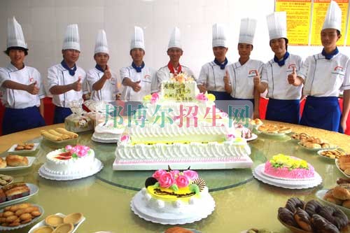 男生讀廚師怎么樣  男生讀廚師怎么樣?這個(gè)選擇聽不錯(cuò)的啊。民以食為天，誰都離不開吃，特別是中國人又比較注重吃。餐館數(shù)量的增加勢(shì)必需要大量的廚師，所以廚師的就業(yè)情況相對(duì)于其他行業(yè)有一定的優(yōu)勢(shì)，就業(yè)前景更加廣闊。所以選擇學(xué)廚師專業(yè)是明智的選擇。  廚師專業(yè)所應(yīng)具備氣質(zhì)形象與工作能力素養(yǎng)  首先，一個(gè)敬業(yè)名廚必須具備善經(jīng)營的理念。作為一個(gè)敬業(yè)廚師必須具備多方面的知識(shí)和技能，比如對(duì)于當(dāng)今餐飲業(yè)的發(fā)展要有敏銳的洞察力;餐飲業(yè)的競(jìng)爭(zhēng)規(guī)則、價(jià)值觀念、創(chuàng)新意識(shí)，該酒樓所在地的消費(fèi)檔次與規(guī)模、服務(wù)水準(zhǔn)及對(duì)當(dāng)?shù)厥袌?chǎng)動(dòng)態(tài)的了解。只有這樣具備靈活多變，應(yīng)對(duì)迅速的經(jīng)營策略才能在激烈的餐飲競(jìng)爭(zhēng)中招攬到大量的消費(fèi)者，從而為酒樓、餐廳樹立良好的社會(huì)公眾形象，即品牌。  第二，精業(yè)務(wù)技能。一個(gè)名廚必須是精通本菜系的烹調(diào)技術(shù)能手，并且旁通國內(nèi)各主要菜系的烹調(diào)方法和技能。無論是烹調(diào)、火候、刀工、食雕、冷盤、小吃、點(diǎn)綴，都能得心應(yīng)手，而且能指揮帶動(dòng)整個(gè)廚房?jī)?nèi)的各崗位廚師愛崗敬業(yè)的工作。對(duì)于菜式要不斷的推陳出新，對(duì)于廚師的培養(yǎng)和提高要起到領(lǐng)頭羊的作用。從而使本酒樓、餐廳的菜品獨(dú)具風(fēng)味特色，吸引更多更廣的顧客。 第三，懂管理理念。作為一個(gè)愛崗敬業(yè)的名廚，不僅需要精通烹調(diào)業(yè)務(wù)技術(shù)，而且要具備現(xiàn)代餐飲業(yè)的管理知識(shí)。新世紀(jì)是知識(shí)經(jīng)濟(jì)的時(shí)代，科學(xué)技術(shù)也影響到餐飲業(yè)的發(fā)展與更新。  小結(jié)  隨著社會(huì)的發(fā)展，人們的生活節(jié)奏變的越來越快，競(jìng)爭(zhēng)變的越來越激烈，壓力也相應(yīng)增大，在家里的時(shí)間也越來越短，在家做飯的也就越來越少，甚至沒有時(shí)間在家做飯。從而使得廚師專業(yè)越來越好就業(yè)。