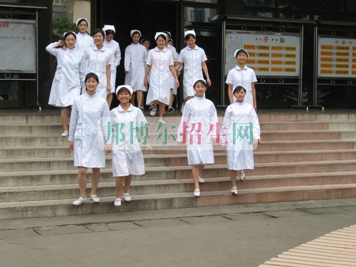 成都內(nèi)理科一專高級護理大專學(xué)校
