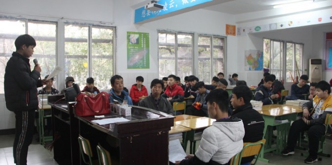 瀘州市工業(yè)技工學(xué)校心懷感恩，讓愛和溫暖充滿校園