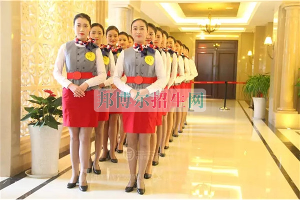 成都航空旅游職業(yè)學(xué)校開(kāi)啟新學(xué)期首場(chǎng)招聘，場(chǎng)面火爆美女如云
