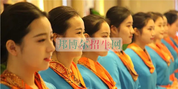 成都航空旅游職業(yè)學(xué)校開(kāi)啟新學(xué)期首場(chǎng)招聘，場(chǎng)面火爆美女如云