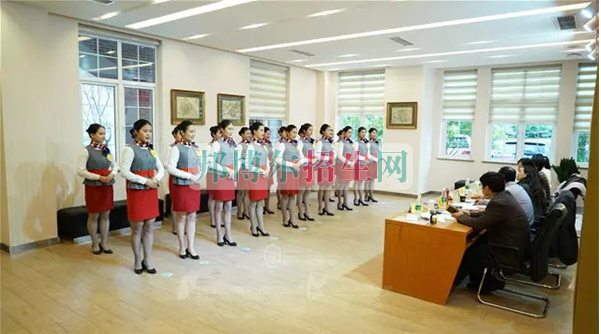 成都航空旅游職業(yè)學(xué)校開(kāi)啟新學(xué)期首場(chǎng)招聘，場(chǎng)面火爆美女如云