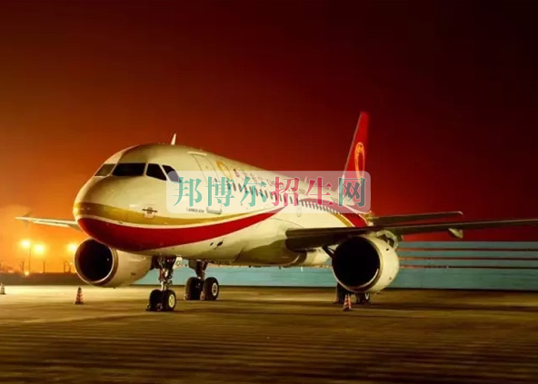 成都航空旅游職業(yè)學(xué)校開(kāi)啟新學(xué)期首場(chǎng)招聘，場(chǎng)面火爆美女如云