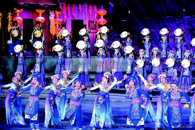 西昌現(xiàn)代職業(yè)技術(shù)學(xué)校學(xué)子歡騰慶新年 央視春晚火涼山