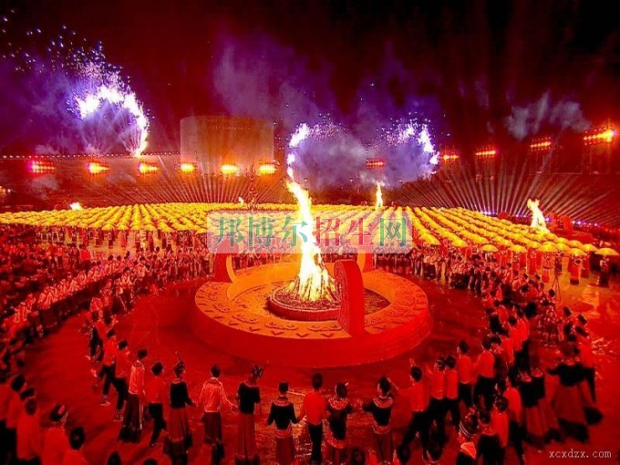 西昌現(xiàn)代職業(yè)技術(shù)學(xué)校學(xué)子歡騰慶新年 央視春晚火涼山