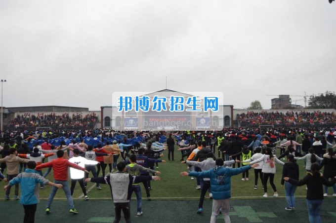 四川省江安縣職業(yè)技術(shù)學(xué)校家長會實現(xiàn)“家校同心，師生同行”