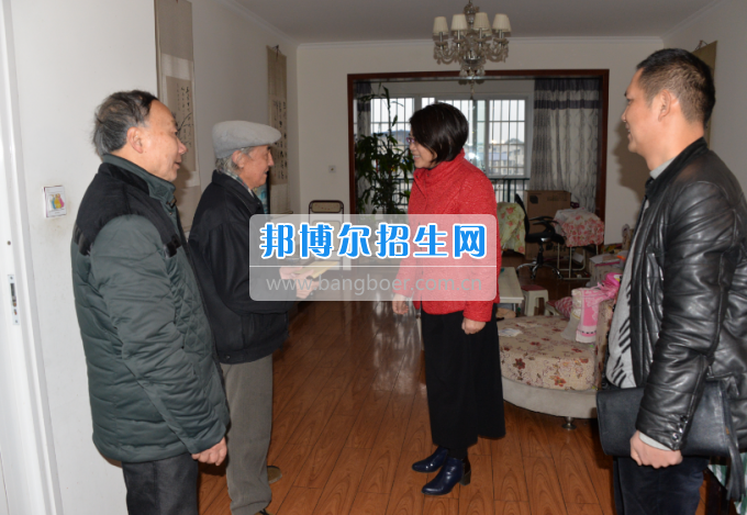 川南幼兒師范高等?？茖W(xué)校領(lǐng)導(dǎo)帶隊(duì)慰問生活困難教職工、老黨員和老干部
