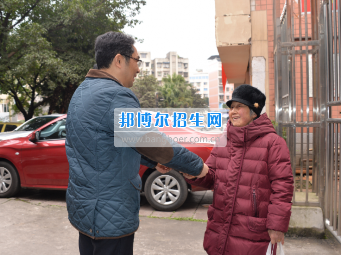 川南幼兒師范高等?？茖W(xué)校領(lǐng)導(dǎo)帶隊(duì)慰問生活困難教職工、老黨員和老干部