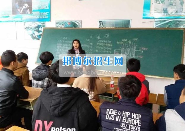 眉山科學(xué)技術(shù)學(xué)校組織汽修專業(yè)學(xué)生進(jìn)行崗前培訓(xùn)