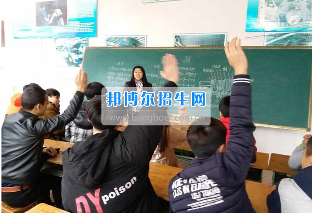眉山科學(xué)技術(shù)學(xué)校組織汽修專業(yè)學(xué)生進(jìn)行崗前培訓(xùn)