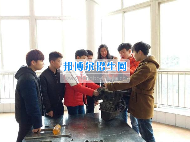 眉山科學(xué)技術(shù)學(xué)校組織汽修專業(yè)學(xué)生進(jìn)行崗前培訓(xùn)