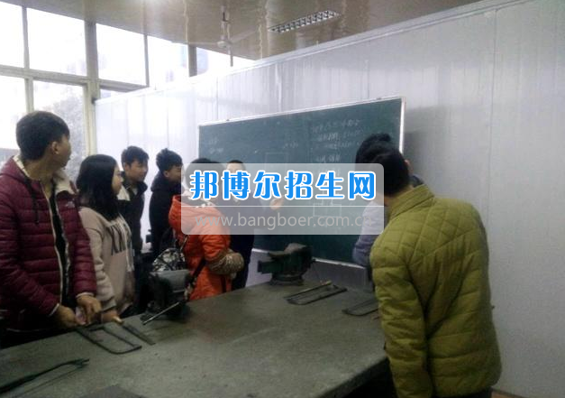 眉山科學(xué)技術(shù)學(xué)校組織汽修專業(yè)學(xué)生進(jìn)行崗前培訓(xùn)