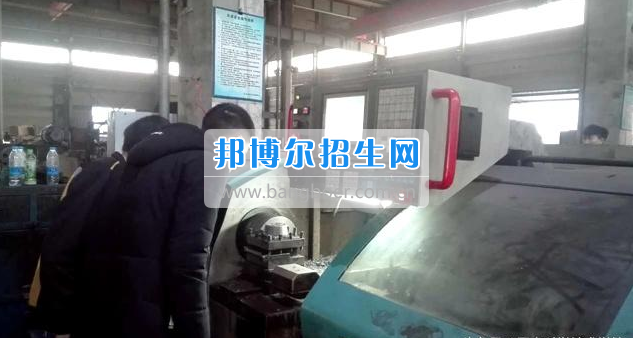 眉山科學(xué)技術(shù)學(xué)校組織汽修專業(yè)學(xué)生進(jìn)行崗前培訓(xùn)