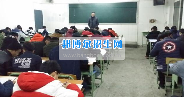 眉山科學(xué)技術(shù)學(xué)校組織汽修專業(yè)學(xué)生進(jìn)行崗前培訓(xùn)