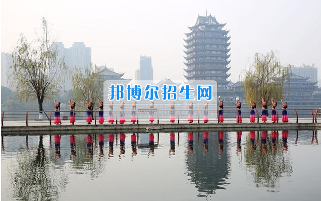 眉山科學(xué)技術(shù)學(xué)校2017春季招生場(chǎng)面火爆