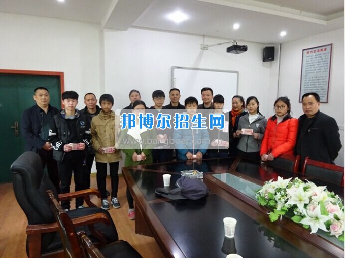 升鐘愛心人士再次到四川省南部縣升鐘職業(yè)中學(xué)資助貧困學(xué)生