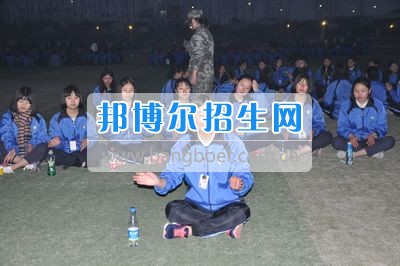 四川省什邡市職業(yè)中專學(xué)校訓(xùn)練場上杯子舞