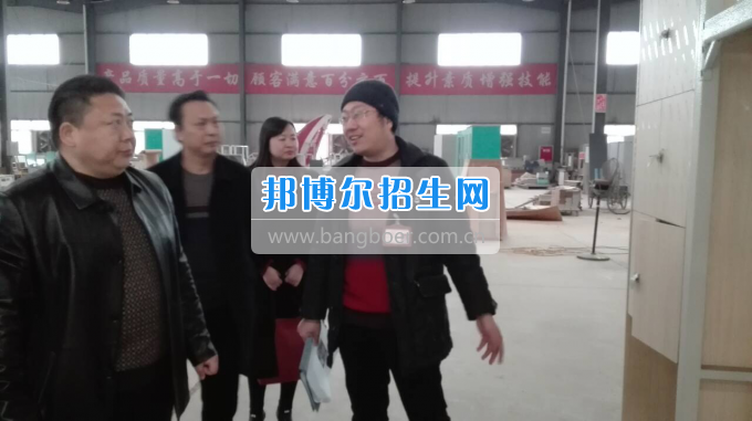 川北幼兒師范高等?？茖W(xué)校張廷鑫校長帶隊(duì)考察學(xué)生公寓設(shè)備