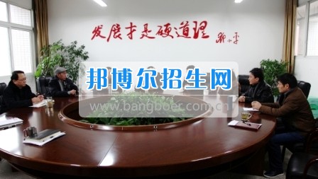 市教育局副局長郭成鋼到自貢職業(yè)技術(shù)學(xué)?？赐繂柪щy教職工