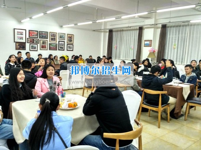 四川托普計算機職業(yè)學(xué)校外國語系成功舉辦2017新年英語沙龍活動