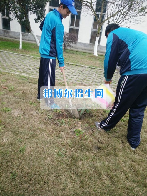 四川省新津縣職業(yè)高級中學開展植樹節(jié)活動