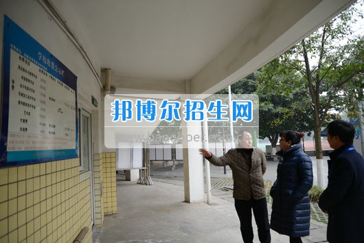 青羊區(qū)教育局機關(guān)黨委書記劉立頻赴成都市青蘇職業(yè)中專學(xué)校視察開學(xué)準(zhǔn)備工作