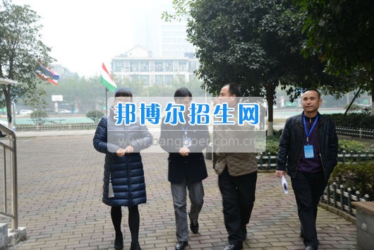 青羊區(qū)教育局機關(guān)黨委書記劉立頻赴成都市青蘇職業(yè)中專學(xué)校視察開學(xué)準(zhǔn)備工作