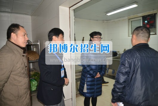 青羊區(qū)教育局機關(guān)黨委書記劉立頻赴成都市青蘇職業(yè)中專學(xué)校視察開學(xué)準(zhǔn)備工作