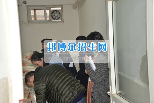 青羊區(qū)教育局機關(guān)黨委書記劉立頻赴成都市青蘇職業(yè)中專學(xué)校視察開學(xué)準(zhǔn)備工作
