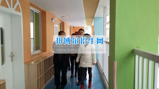 南充師范學(xué)校蔡禮儒校長(zhǎng)赴高坪、嘉陵參加實(shí)習(xí)就業(yè)基地掛牌并看望實(shí)習(xí)生
