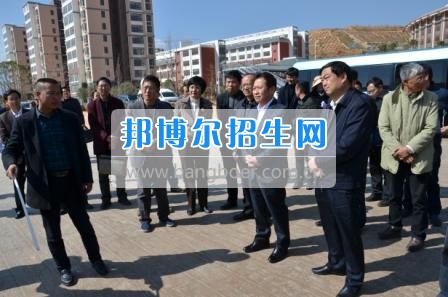 州委、州政府主要領(lǐng)導(dǎo)調(diào)研大理衛(wèi)校整體搬遷建設(shè)工作  2月10日下午，州委書記陳堅和州委副書記、州長楊健等領(lǐng)導(dǎo)蒞臨大理衛(wèi)校(大理護理職業(yè)學(xué)院)海東新校區(qū)，對學(xué)校整體搬遷項目建設(shè)情況進行實地調(diào)研，并在龍山國際會議中心主持召開推進大理衛(wèi)校(大理護理職業(yè)學(xué)院)整體搬遷建設(shè)專題會議。楊泓濤校長代表學(xué)校匯報了學(xué)校的工作情況，海開委、州衛(wèi)計委、州教育局、州財政局、州發(fā)改委、州委編辦、州人社局、州審計局等部門領(lǐng)導(dǎo)對大理衛(wèi)校(大理護理職業(yè)學(xué)院)整體搬遷建設(shè)情況進行了匯報說明。   會上,陳堅書記強調(diào),各主管部門要站在促進全州教育、衛(wèi)生事業(yè)發(fā)展的高度，加強協(xié)調(diào)聯(lián)動,幫助解決大理衛(wèi)校整體搬遷工作推進上的瓶頸問題,以高標(biāo)準(zhǔn)、嚴要求組織驗收和掃尾工作，保證施工安全、建筑安全及搬遷后的校園安全。楊健州長重申了實現(xiàn)整體搬遷的意義，并要求學(xué)校要在升格組建大理護理職業(yè)學(xué)院的同時，保留大理衛(wèi)校的牌子和教學(xué)優(yōu)勢，不斷提高辦學(xué)質(zhì)量，擴大辦學(xué)規(guī)模，為全州衛(wèi)生事業(yè)發(fā)展輸送更多優(yōu)質(zhì)人才。   此次調(diào)研和座談會充分體現(xiàn)了州委、州政府對于學(xué)校整體搬遷建設(shè)的高度重視，也為學(xué)校發(fā)展指明了方向。學(xué)校領(lǐng)導(dǎo)對州委、州政府長期以來對學(xué)校的關(guān)心和支持致以衷心的感謝，并表示將按照會議的相關(guān)要求，抓實各項搬遷準(zhǔn)備工作，確保按時完成搬遷辦學(xué)。多措并舉做好資金籌措和師資隊伍建設(shè)，齊心協(xié)力將大理衛(wèi)校(大理護理職業(yè)學(xué)院)打造成為一所具有特色的一流高等護理職業(yè)院校。