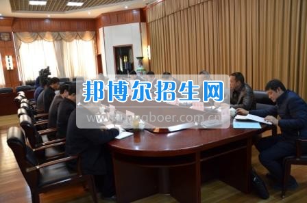 州委、州政府主要領(lǐng)導(dǎo)調(diào)研大理衛(wèi)校整體搬遷建設(shè)工作  2月10日下午，州委書記陳堅和州委副書記、州長楊健等領(lǐng)導(dǎo)蒞臨大理衛(wèi)校(大理護理職業(yè)學(xué)院)海東新校區(qū)，對學(xué)校整體搬遷項目建設(shè)情況進行實地調(diào)研，并在龍山國際會議中心主持召開推進大理衛(wèi)校(大理護理職業(yè)學(xué)院)整體搬遷建設(shè)專題會議。楊泓濤校長代表學(xué)校匯報了學(xué)校的工作情況，海開委、州衛(wèi)計委、州教育局、州財政局、州發(fā)改委、州委編辦、州人社局、州審計局等部門領(lǐng)導(dǎo)對大理衛(wèi)校(大理護理職業(yè)學(xué)院)整體搬遷建設(shè)情況進行了匯報說明。   會上,陳堅書記強調(diào),各主管部門要站在促進全州教育、衛(wèi)生事業(yè)發(fā)展的高度，加強協(xié)調(diào)聯(lián)動,幫助解決大理衛(wèi)校整體搬遷工作推進上的瓶頸問題,以高標(biāo)準(zhǔn)、嚴要求組織驗收和掃尾工作，保證施工安全、建筑安全及搬遷后的校園安全。楊健州長重申了實現(xiàn)整體搬遷的意義，并要求學(xué)校要在升格組建大理護理職業(yè)學(xué)院的同時，保留大理衛(wèi)校的牌子和教學(xué)優(yōu)勢，不斷提高辦學(xué)質(zhì)量，擴大辦學(xué)規(guī)模，為全州衛(wèi)生事業(yè)發(fā)展輸送更多優(yōu)質(zhì)人才。   此次調(diào)研和座談會充分體現(xiàn)了州委、州政府對于學(xué)校整體搬遷建設(shè)的高度重視，也為學(xué)校發(fā)展指明了方向。學(xué)校領(lǐng)導(dǎo)對州委、州政府長期以來對學(xué)校的關(guān)心和支持致以衷心的感謝，并表示將按照會議的相關(guān)要求，抓實各項搬遷準(zhǔn)備工作，確保按時完成搬遷辦學(xué)。多措并舉做好資金籌措和師資隊伍建設(shè)，齊心協(xié)力將大理衛(wèi)校(大理護理職業(yè)學(xué)院)打造成為一所具有特色的一流高等護理職業(yè)院校。