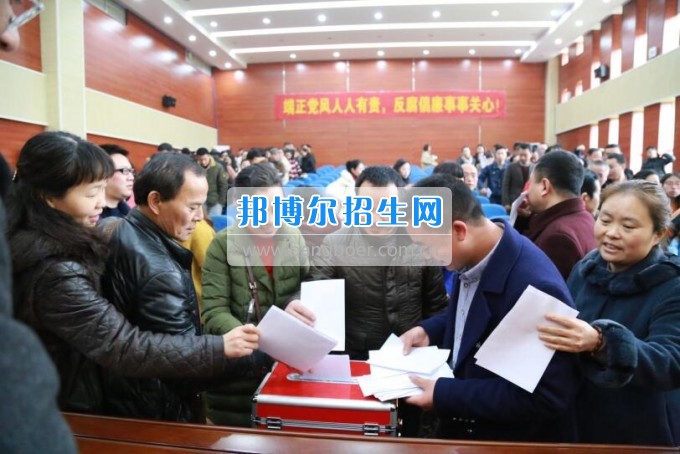 重慶市工貿(mào)高級技工學(xué)校召開中層干部述職述廉大會