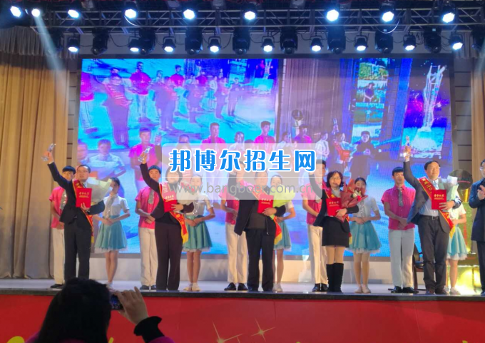 重慶市酉陽(yáng)縣職業(yè)教育中心教師陳霞成為重慶市首屆“職教感動(dòng)人物”