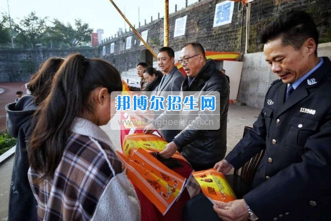 重慶市萬州職業(yè)教育中心隆重舉行開學(xué)典禮