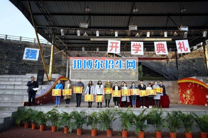 重慶市萬州職業(yè)教育中心隆重舉行開學(xué)典禮