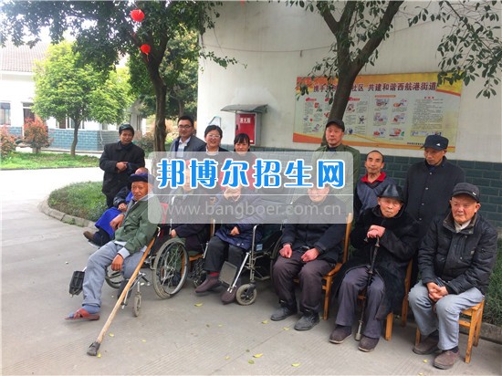 成都指南針學校黨支部深入敬老院開展“黨員義工”服務(wù)活動