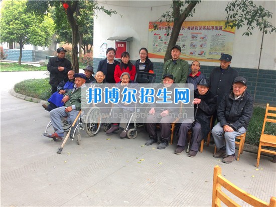 成都指南針學校黨支部深入敬老院開展“黨員義工”服務(wù)活動