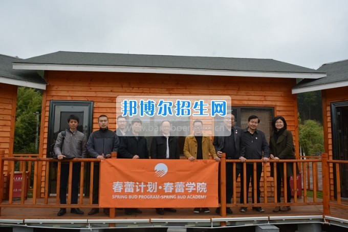 中國兒童少年基金會秘書長朱錫生一行到貴州盛華職業(yè)學院中專部考察