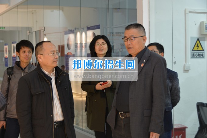 中國兒童少年基金會秘書長朱錫生一行到貴州盛華職業(yè)學院中專部考察
