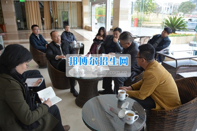 中國兒童少年基金會秘書長朱錫生一行到貴州盛華職業(yè)學院中專部考察